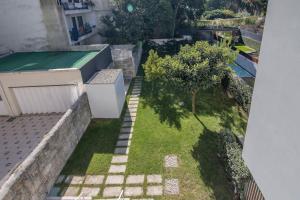 Central location with balcony & equipped kitchen