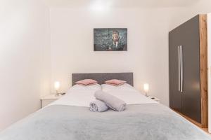 Double Delight - Central Studio Apt. for Two