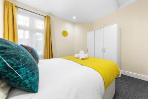 Chic 2BR London Retreat- King Bed- Sleeps 6 - Parking Available- Prime Location- Save 20 Percent on Long Stays!