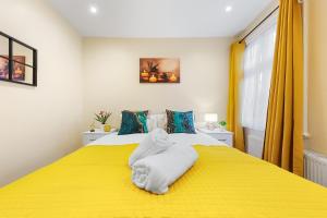 Stylish & Modern 2-Bedroom London Hideaway - King Bed- Sleeps 6 - Parking Available - Instant Book - 20 Percent Off Long Stays!