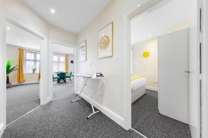 Immaculate 2-Bedroom Flat in Prime London with King-Size Bed- Sleeps 6-Parking Available! 20 Percent off Long-Stays!