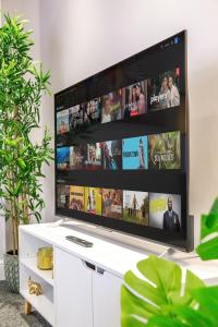 Stylish & Modern 2-Bedroom London Hideaway - King Bed- Sleeps 6 - Parking Available - Instant Book - 20 Percent Off Long Stays!