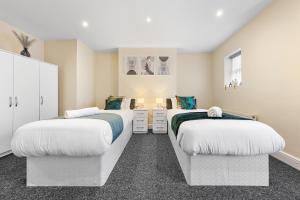 Stylish & Modern 2-Bedroom London Hideaway - King Bed- Sleeps 6 - Parking Available - Instant Book - 20 Percent Off Long Stays!