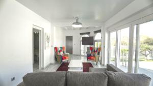 Modern Detached 4 Bed 3 Bath Villa with private pool close toamenities