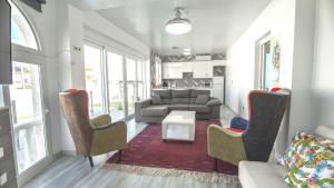 Modern Detached 4 Bed 3 Bath Villa with private pool close toamenities