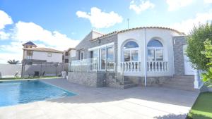 Modern Detached 4 Bed 3 Bath Villa with private pool close toamenities