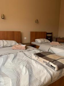 Номер з 2 односпальними ліжками і зручностями на коридорі room in Yurus Hostel