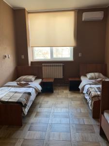 Тримісний номер зі спільними зручностями на коридорі room in Yurus Hostel