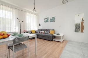 Cosy Studio with Parking, 450 m from Manufaktura in Lodz by Renters