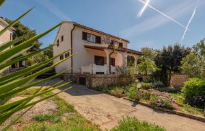 Lovely Apartment In Potocnica With Wifi