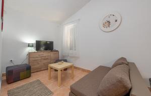 1 Bedroom Stunning Home In Potocnica