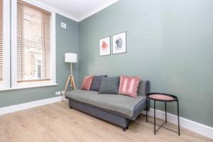 Verulum Apartments - FREE PARKING INCLUDED - 9 mins walk to the beach - Beautifully Designed Luxury Town Centre Apartments by Coastline Retreats