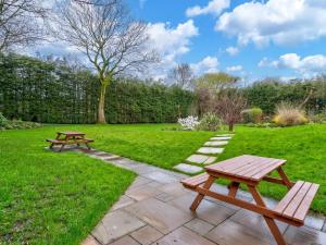 Pass the Keys The King Room Free Parking