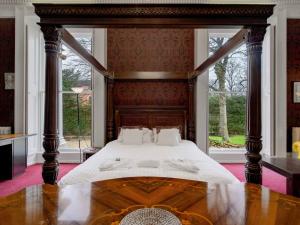 Pass the Keys The King Room Free Parking