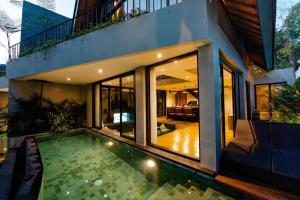 Villa Astu - Tranquil Riverside Villa near Tanah Lot