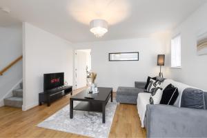 Spacious 3 Bedroom House In Canterbury with Garden and Driveway - Sleeps 7