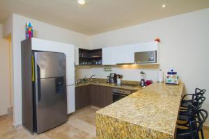 3BR Penthouse with Private Rooftop and Jacuzzi and Beach club access