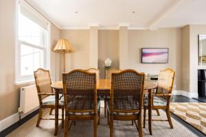 The Thames Embrace 3 Bedroom and Garden House in Battersea