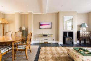 The Thames Embrace 3 Bedroom and Garden House in Battersea