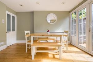 The Thames Embrace 3 Bedroom and Garden House in Battersea