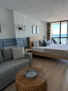 Ocean Front King Studio-Resort Building-Sleeps up to 3