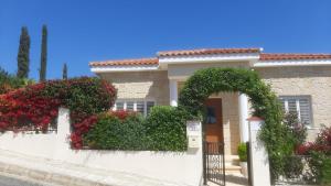 Villa Best Holiday- breathtaking sea views, amazing garden, private pool, BBQ, next to CORAL BAY, Lower Peyia, Paphos