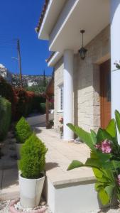 Villa Best Holiday- breathtaking sea views, amazing garden, private pool, BBQ, next to CORAL BAY, Lower Peyia, Paphos