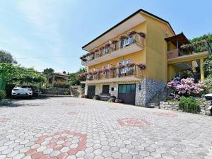 Rooms with Breakfast & Apartment Valentin