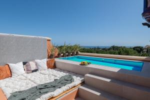 Luxury 3 BDRM Apt with Private Pool and Stunning Sea Views