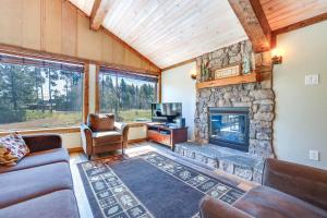 Donnelly Cabin with Fire Pit 5 Mi to Boat and Ski! - 3hvězdičkové hotely ve městě Donnelly