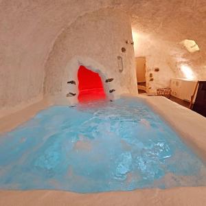 Maisons d'hotes LE GRAND LOGIS, chambre Santorin avec spa privatif : photos des chambres