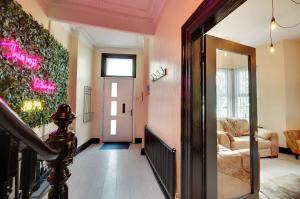 Newcastle CITY APT5,FREE STREET PARKING,4 BEDROOM HOUSE WITH 2 FULL BATHROOM AND KITCHEN,ALL ROOMS WITH TVs,7 BEDS,NETFLIX