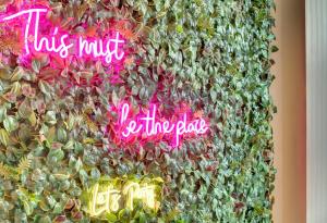 Newcastle CITY APT5,FREE STREET PARKING,4 BEDROOM HOUSE WITH 2 FULL BATHROOM AND KITCHEN,ALL ROOMS WITH TVs,7 BEDS,NETFLIX