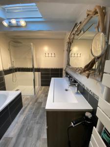 Maisons d'hotes La Roca Flora : Chambre Double avec Salle de Bains Privative