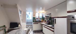 Maisons de vacances PARIS AUTHENTIC HOUSE Entier 1920's villa Metro Line 7 For Groups : photos des chambres