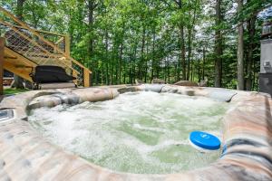 Magnolia - Lakefront, dog friendly, dock slip, hot tub