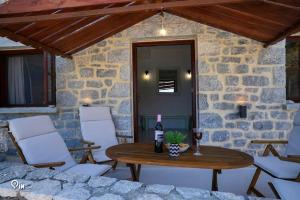 Sikies - Unique Beachfront Stone House in Alipa-Mani