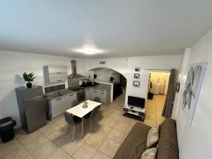 Appartements F1 rez de chaussee au coeur de Pont-Saint Esprit : photos des chambres