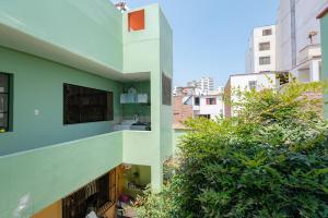 Charming Miraflores Guesthouse with Terrace Studio Apartment and Private Room