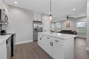 Instant Stay 3 bedroom 4 beds 2bath! 15 min from downtown, medical center, convention center, Toyota center, and aquarium!