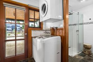 Apollo Bay Cottages- Wild Dog