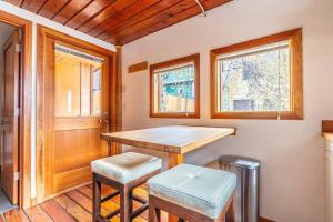 Charming two-level retreat in Capitol Hill - Foxglove Inn