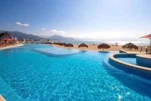 Grand Venetian Beachfront Condo