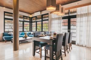 Batik villa 3 BR 3 min walk to beach with breakfast, assistent villa, pick up from airport, assistent villa and full services