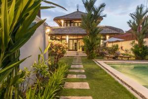 Batik villa 3 BR 3 min walk to beach with breakfast, assistent villa, pick up from airport, assistent villa and full services