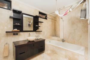 Batik villa 3 BR 3 min walk to beach with breakfast, assistent villa, pick up from airport, assistent villa and full services