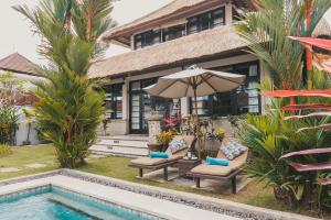 Batik villa 3 BR 3 min walk to beach with breakfast, assistent villa, pick up from airport, assistent villa and full services
