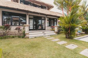 Batik villa 3 BR 3 min walk to beach with breakfast, assistent villa, pick up from airport, assistent villa and full services