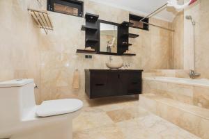 Batik villa 3 BR 3 min walk to beach with breakfast, assistent villa, pick up from airport, assistent villa and full services