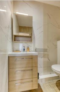 Appartements 25m2 Cosy Proche Metro 11 - 6 min a pied : photos des chambres